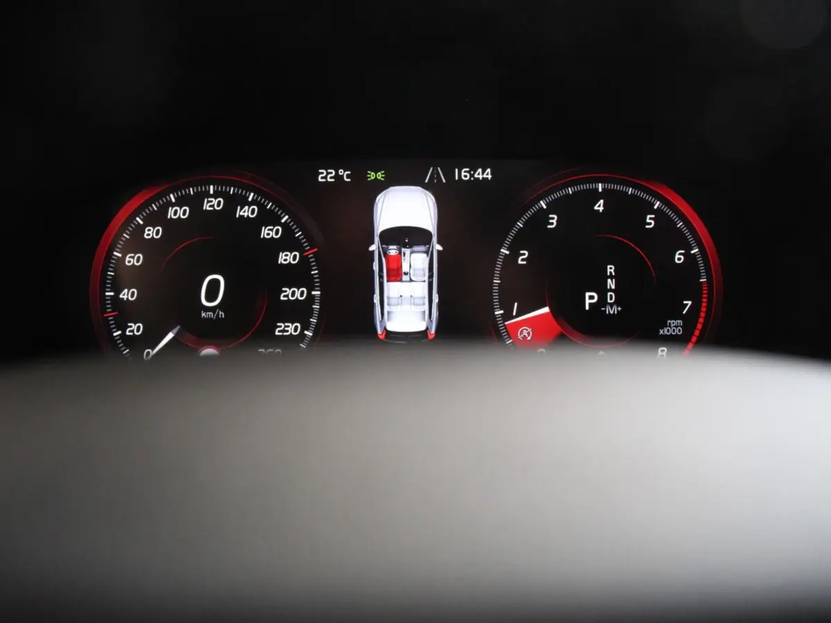 2.0 B4 Automaat Momentum Apple Carplay / Android Auto Adaptive Cruise Control Camera Lane/Side Assist Elektrische Achterklep Stoelverwarming