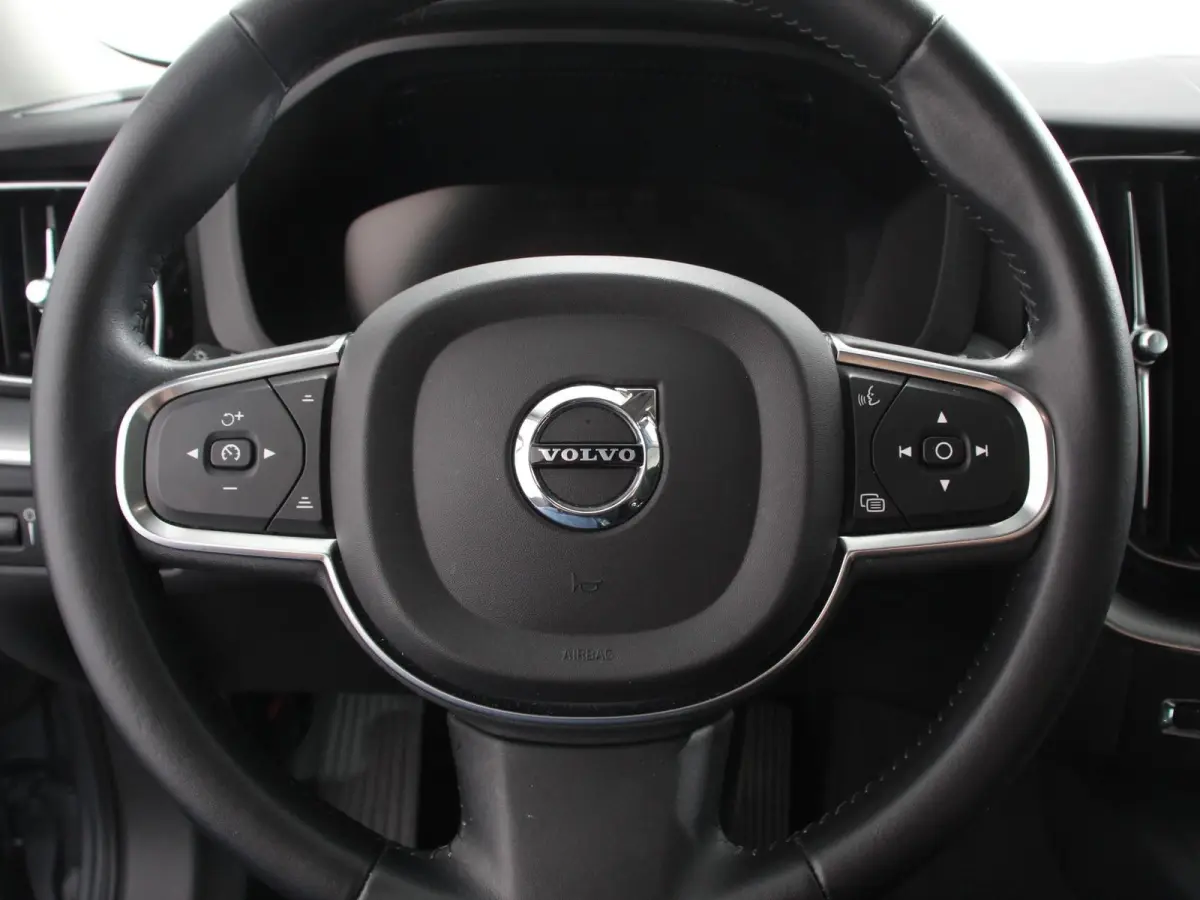 2.0 B4 Automaat Momentum Apple Carplay / Android Auto Adaptive Cruise Control Camera Lane/Side Assist Elektrische Achterklep Stoelverwarming