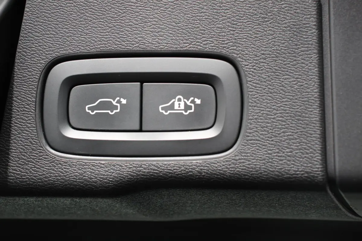 2.0 B4 Automaat Momentum Apple Carplay / Android Auto Adaptive Cruise Control Camera Lane/Side Assist Elektrische Achterklep Stoelverwarming
