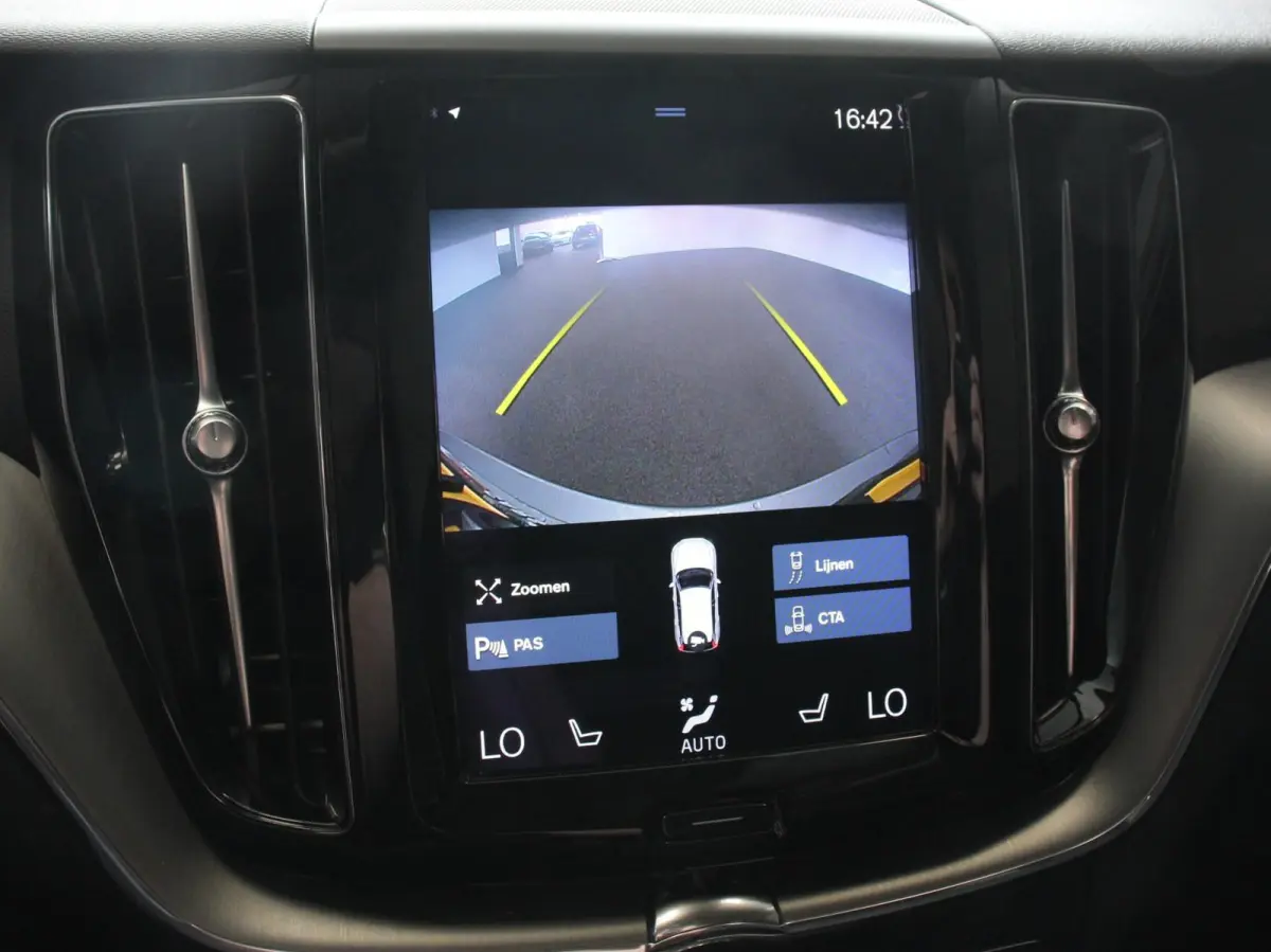2.0 B4 Automaat Momentum Apple Carplay / Android Auto Adaptive Cruise Control Camera Lane/Side Assist Elektrische Achterklep Stoelverwarming