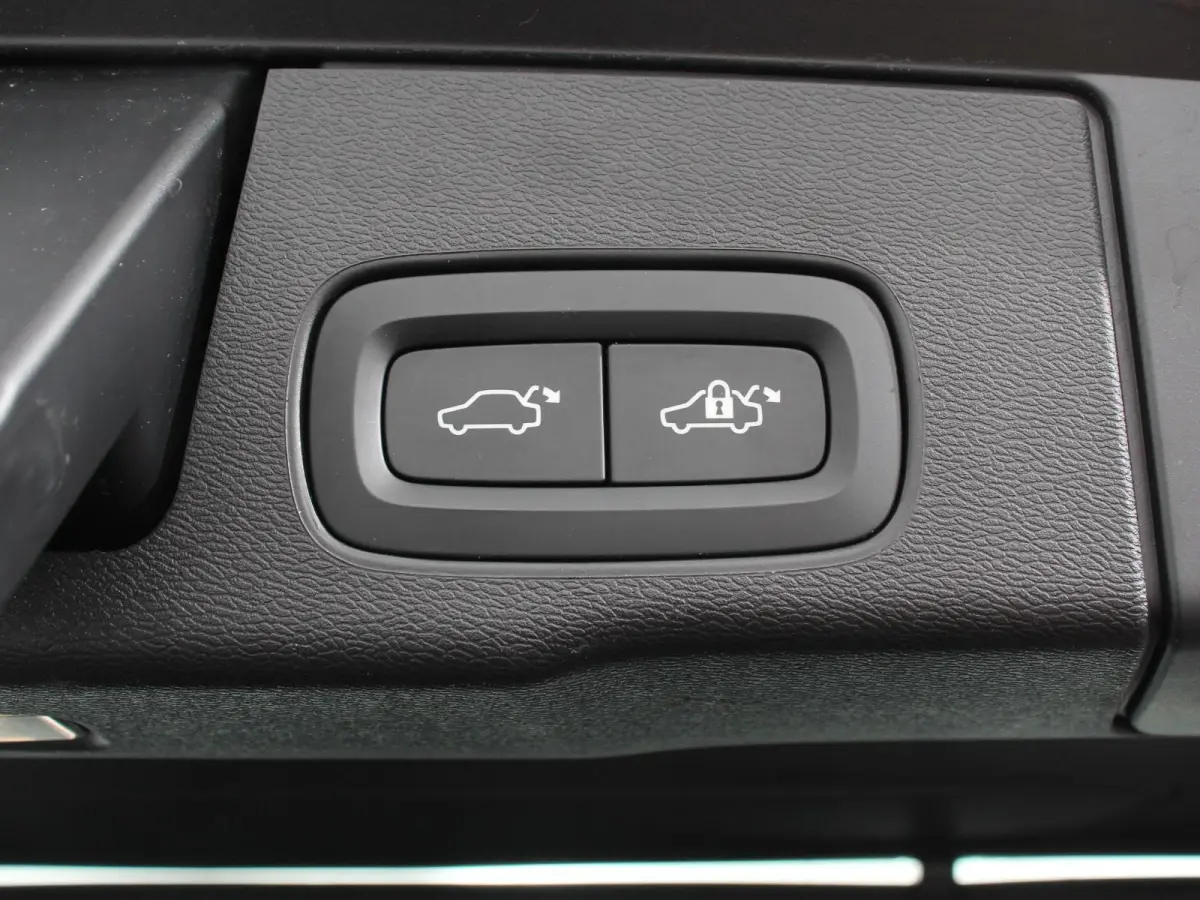 2.0 B4 Automaat Momentum Apple Carplay / Android Auto Adaptive Cruise Control Camera Lane/Side Assist Elektrische Achterklep Stoelverwarming