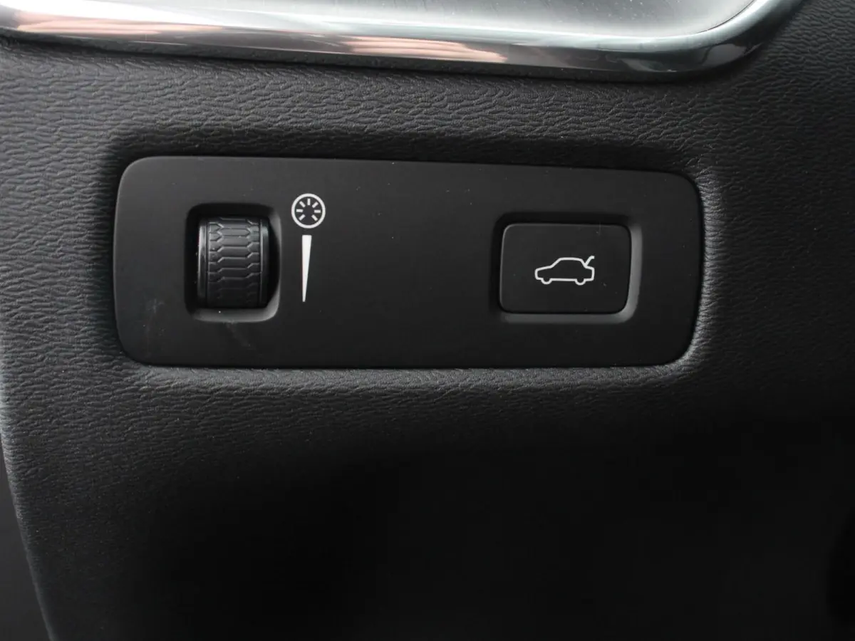 2.0 B4 Automaat Momentum Apple Carplay / Android Auto Adaptive Cruise Control Camera Lane/Side Assist Elektrische Achterklep Stoelverwarming