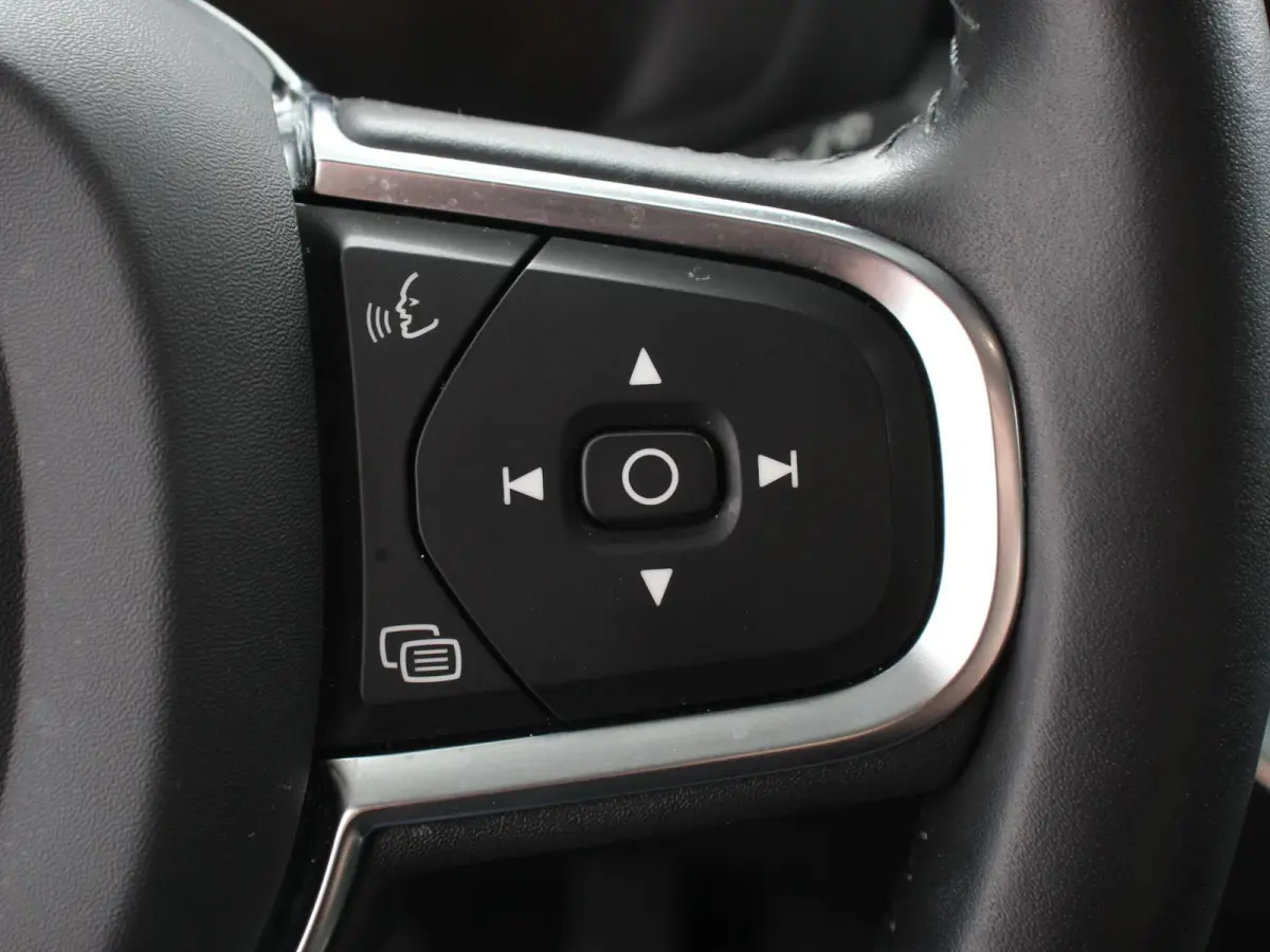 2.0 B4 Automaat Momentum Apple Carplay / Android Auto Adaptive Cruise Control Camera Lane/Side Assist Elektrische Achterklep Stoelverwarming