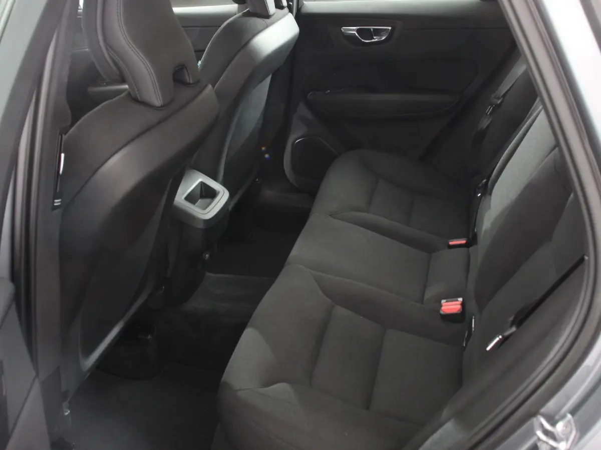 2.0 B4 Automaat Momentum Apple Carplay / Android Auto Adaptive Cruise Control Camera Lane/Side Assist Elektrische Achterklep Stoelverwarming