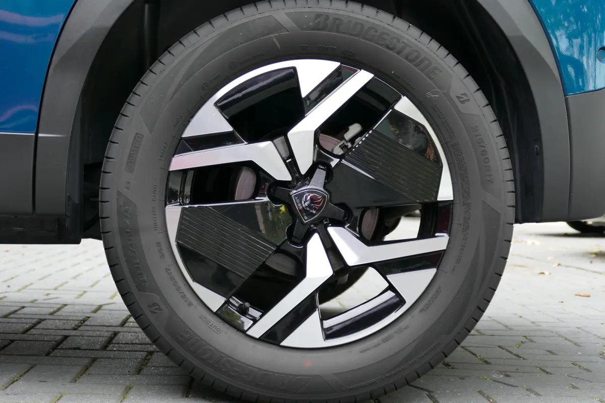 1.2 HYBRID 145PK ALLURE AUTOMAAT / CAMERA V+A / KEYLESS / FULL-LED / 8 JAAR GARANTIE / 17"LMV / BLUETOOTH / ADAPT. CRUISECONTROL / 1E EIGENAAR / SCHITTERENDE STAAT !!