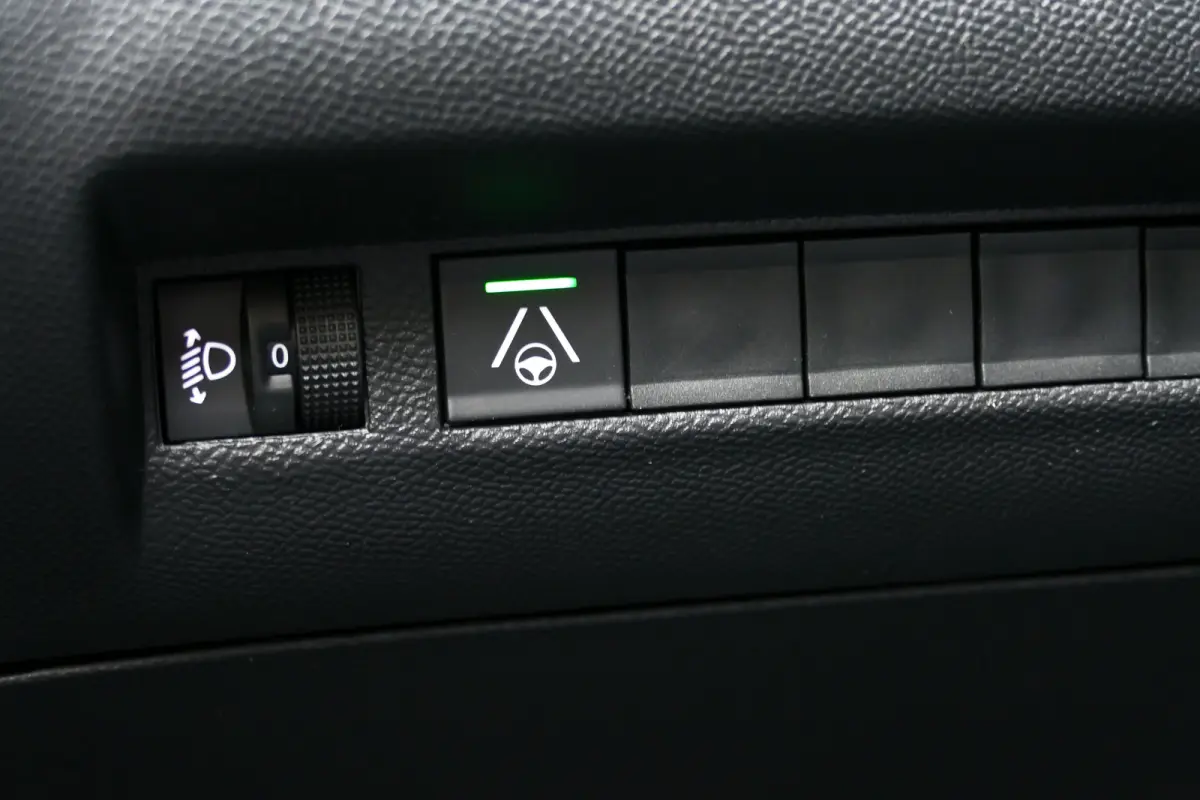 1.2 HYBRID 145PK ALLURE AUTOMAAT / CAMERA V+A / KEYLESS / FULL-LED / 8 JAAR GARANTIE / 17"LMV / BLUETOOTH / ADAPT. CRUISECONTROL / 1E EIGENAAR / SCHITTERENDE STAAT !!