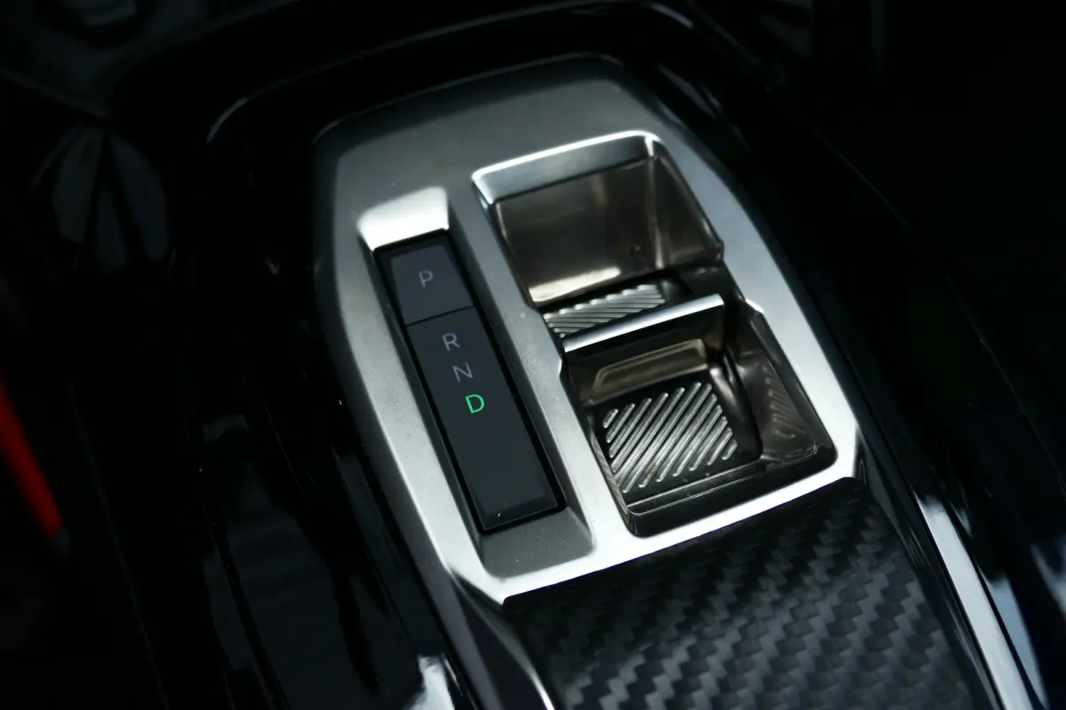 1.2 HYBRID 145PK ALLURE AUTOMAAT / CAMERA V+A / KEYLESS / FULL-LED / 8 JAAR GARANTIE / 17"LMV / BLUETOOTH / ADAPT. CRUISECONTROL / 1E EIGENAAR / SCHITTERENDE STAAT !!