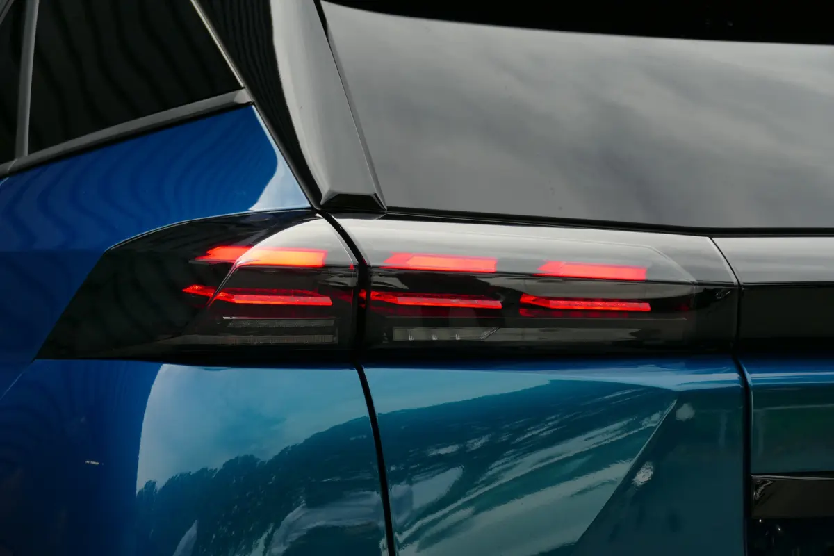 1.2 HYBRID 145PK ALLURE AUTOMAAT / CAMERA V+A / KEYLESS / FULL-LED / 8 JAAR GARANTIE / 17"LMV / BLUETOOTH / ADAPT. CRUISECONTROL / 1E EIGENAAR / SCHITTERENDE STAAT !!