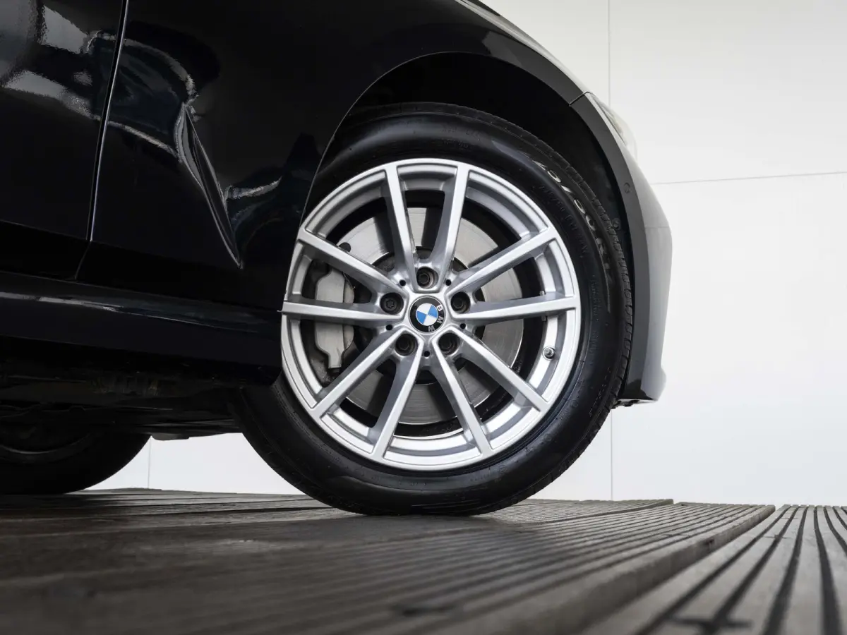 330i | High Executive | Parking Assistant | HIFI | 17 inch | Cruise Control | Trekhaak