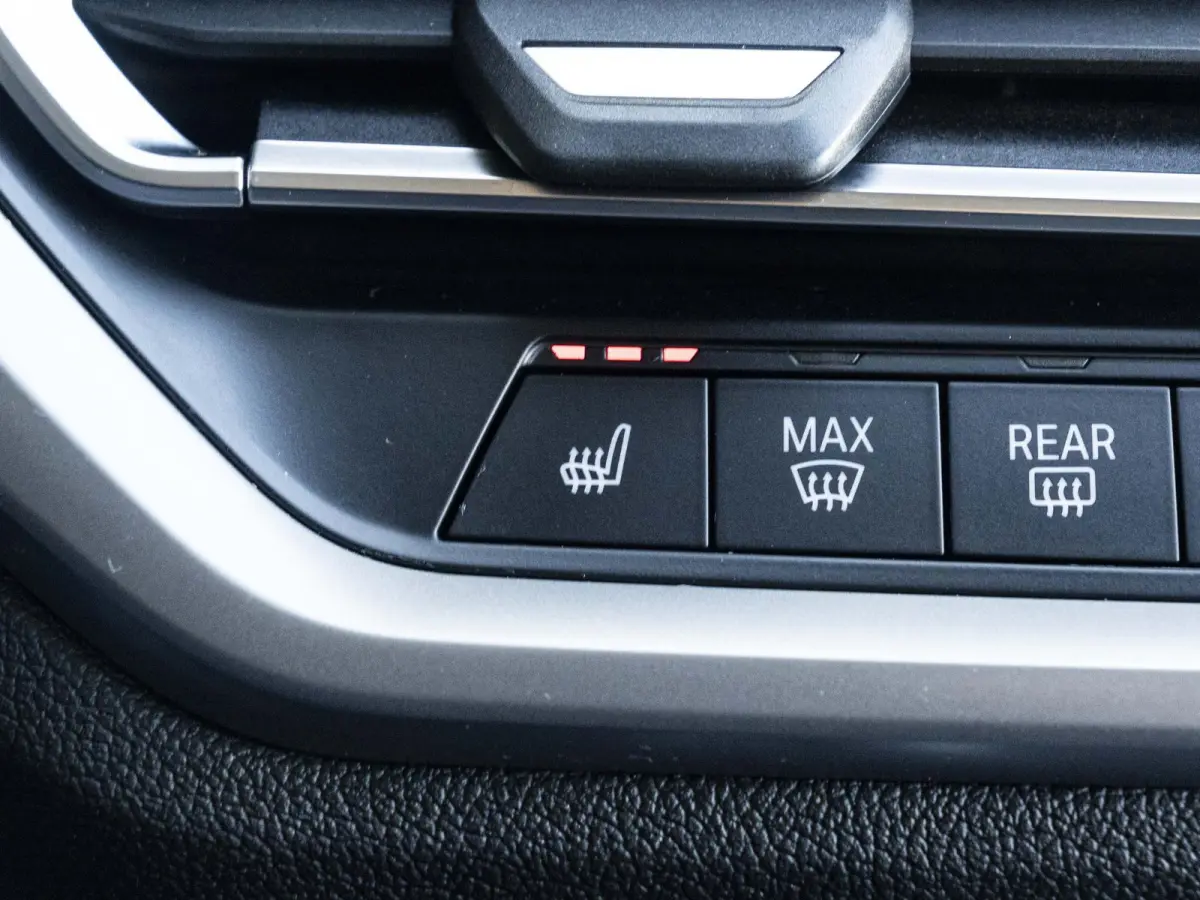 330i | High Executive | Parking Assistant | HIFI | 17 inch | Cruise Control | Trekhaak