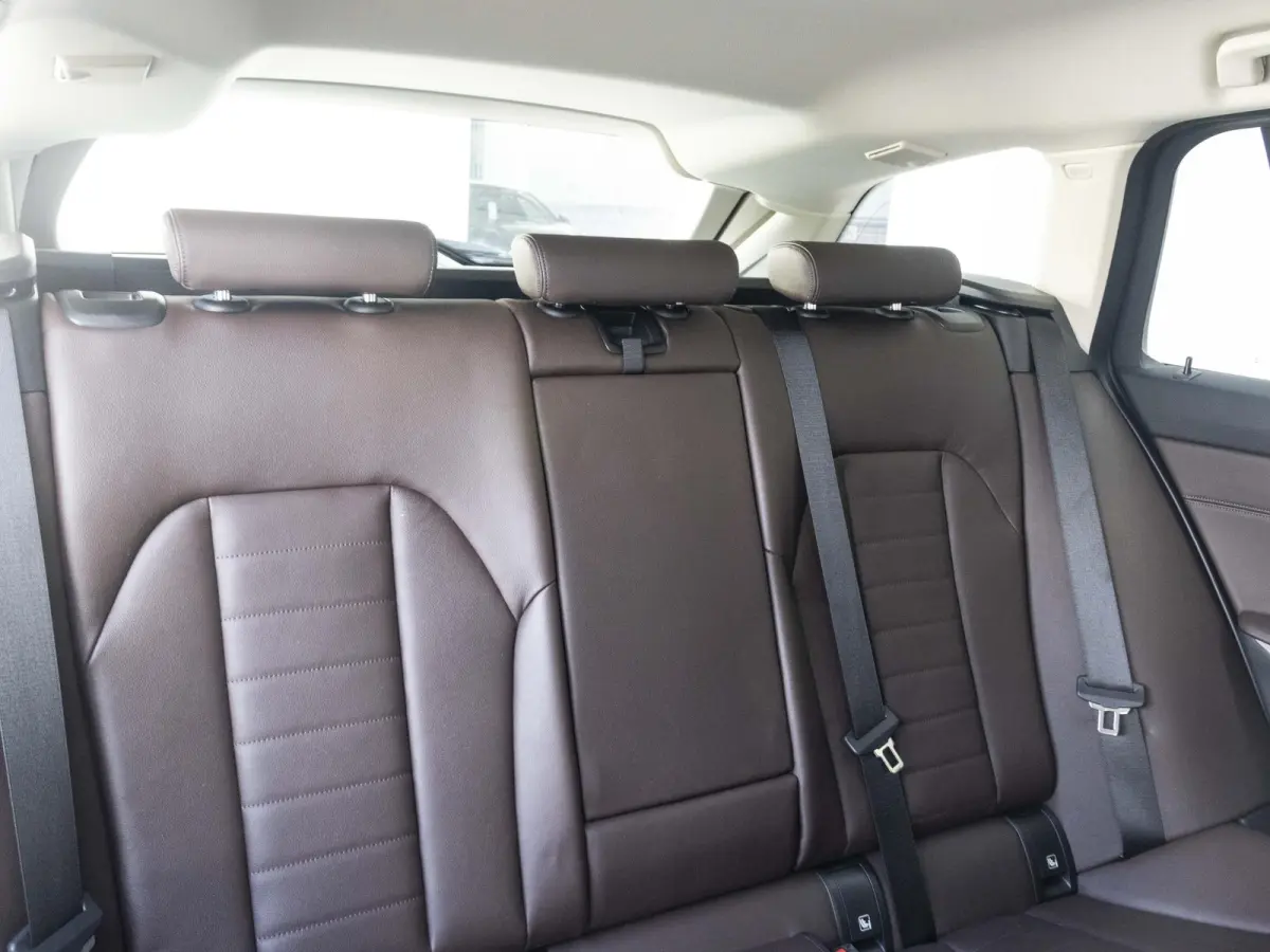 330i | High Executive | Parking Assistant | HIFI | 17 inch | Cruise Control | Trekhaak