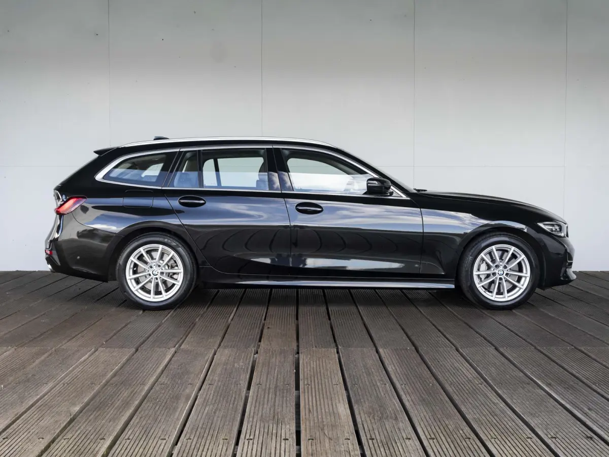 330i | High Executive | Parking Assistant | HIFI | 17 inch | Cruise Control | Trekhaak