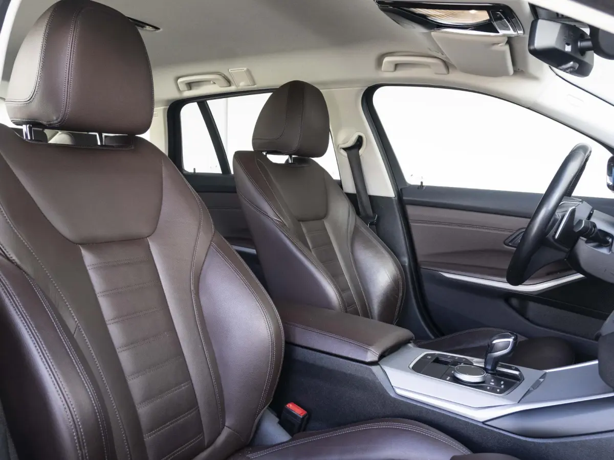 330i | High Executive | Parking Assistant | HIFI | 17 inch | Cruise Control | Trekhaak