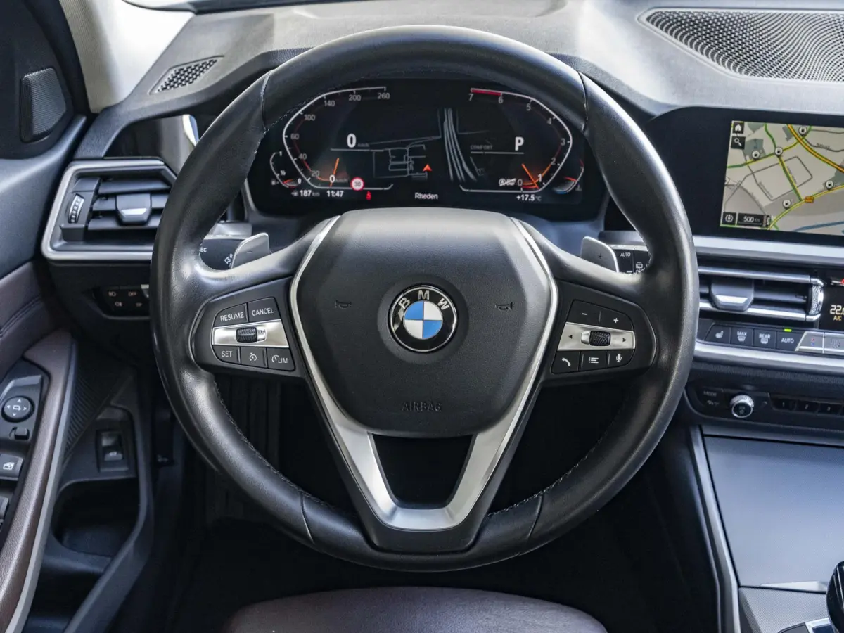 330i | High Executive | Parking Assistant | HIFI | 17 inch | Cruise Control | Trekhaak