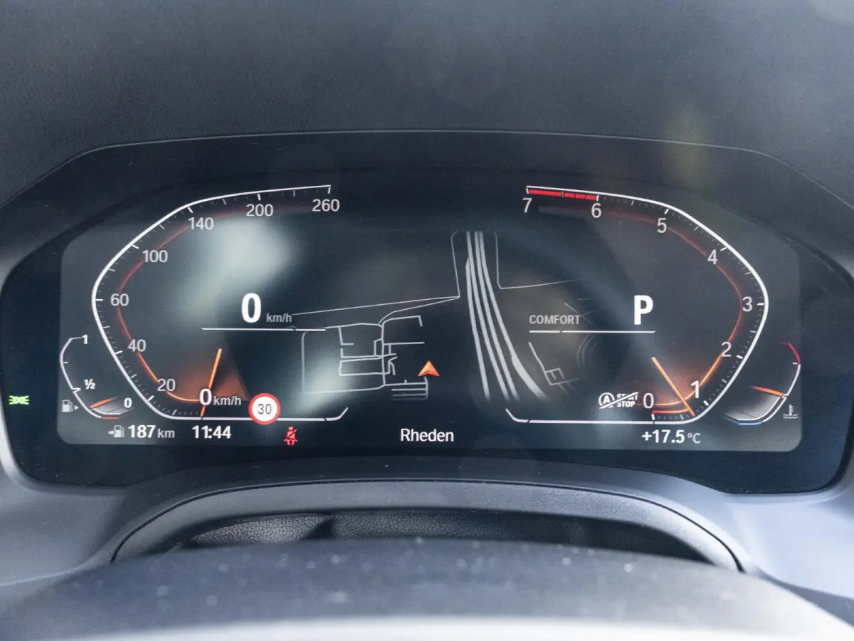 330i | High Executive | Parking Assistant | HIFI | 17 inch | Cruise Control | Trekhaak