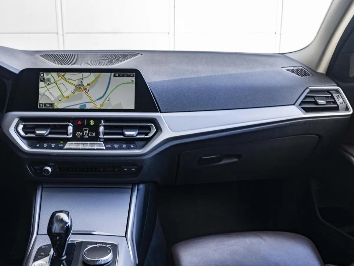 330i | High Executive | Parking Assistant | HIFI | 17 inch | Cruise Control | Trekhaak