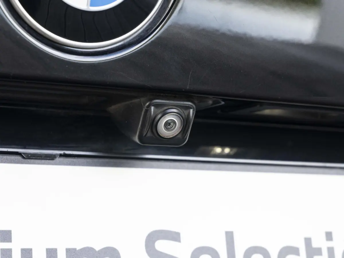 330i | High Executive | Parking Assistant | HIFI | 17 inch | Cruise Control | Trekhaak