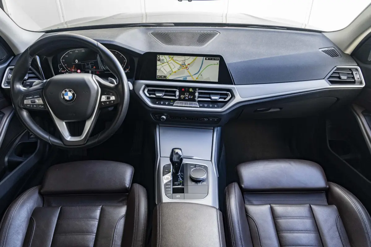 330i | High Executive | Parking Assistant | HIFI | 17 inch | Cruise Control | Trekhaak
