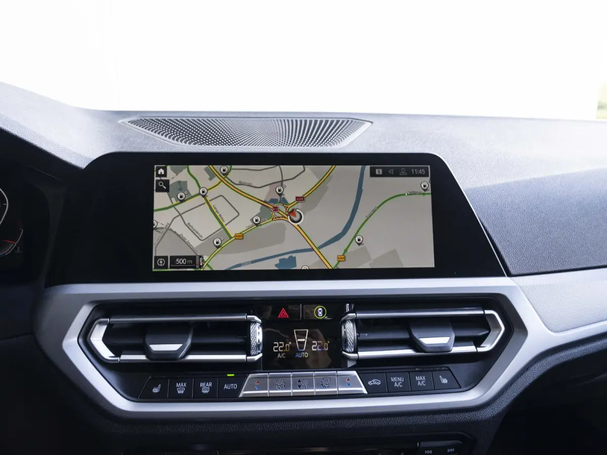 330i | High Executive | Parking Assistant | HIFI | 17 inch | Cruise Control | Trekhaak