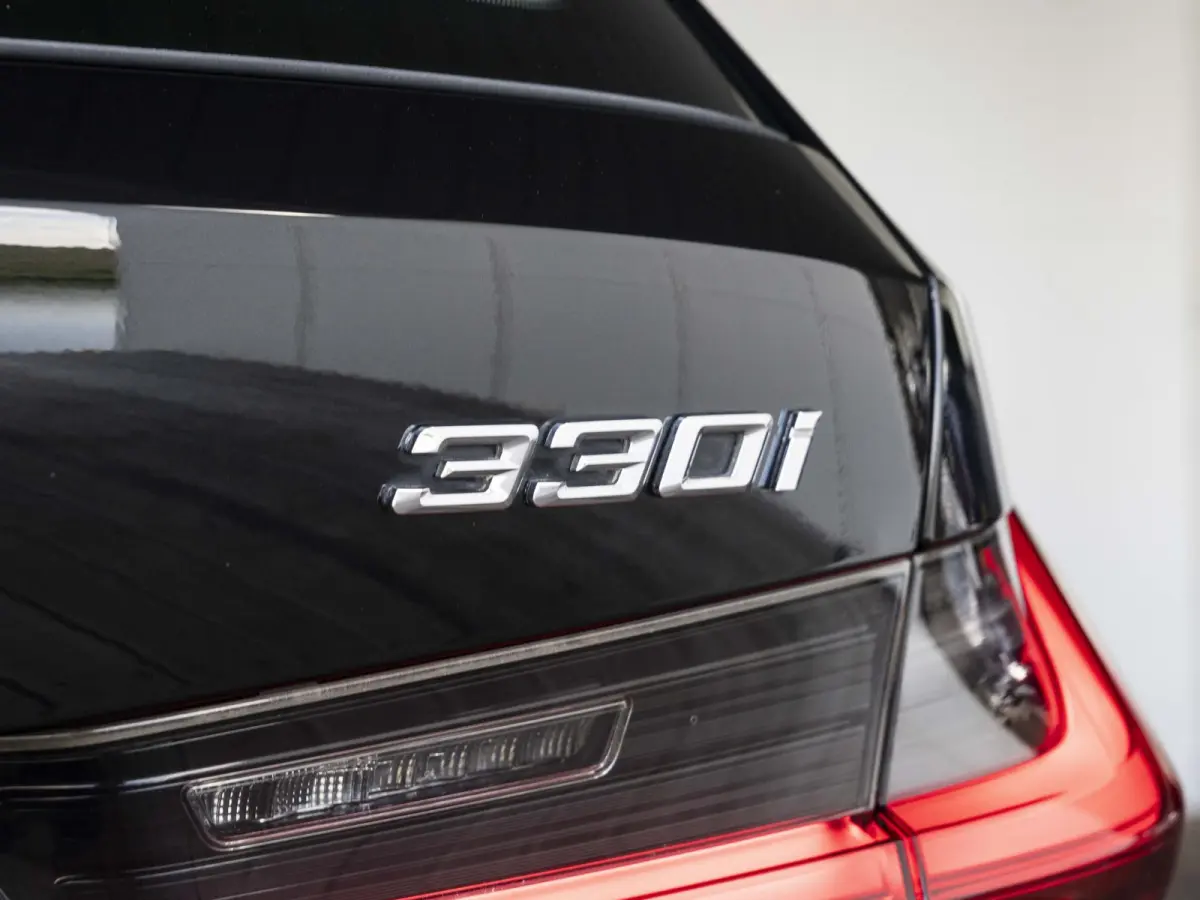 330i | High Executive | Parking Assistant | HIFI | 17 inch | Cruise Control | Trekhaak