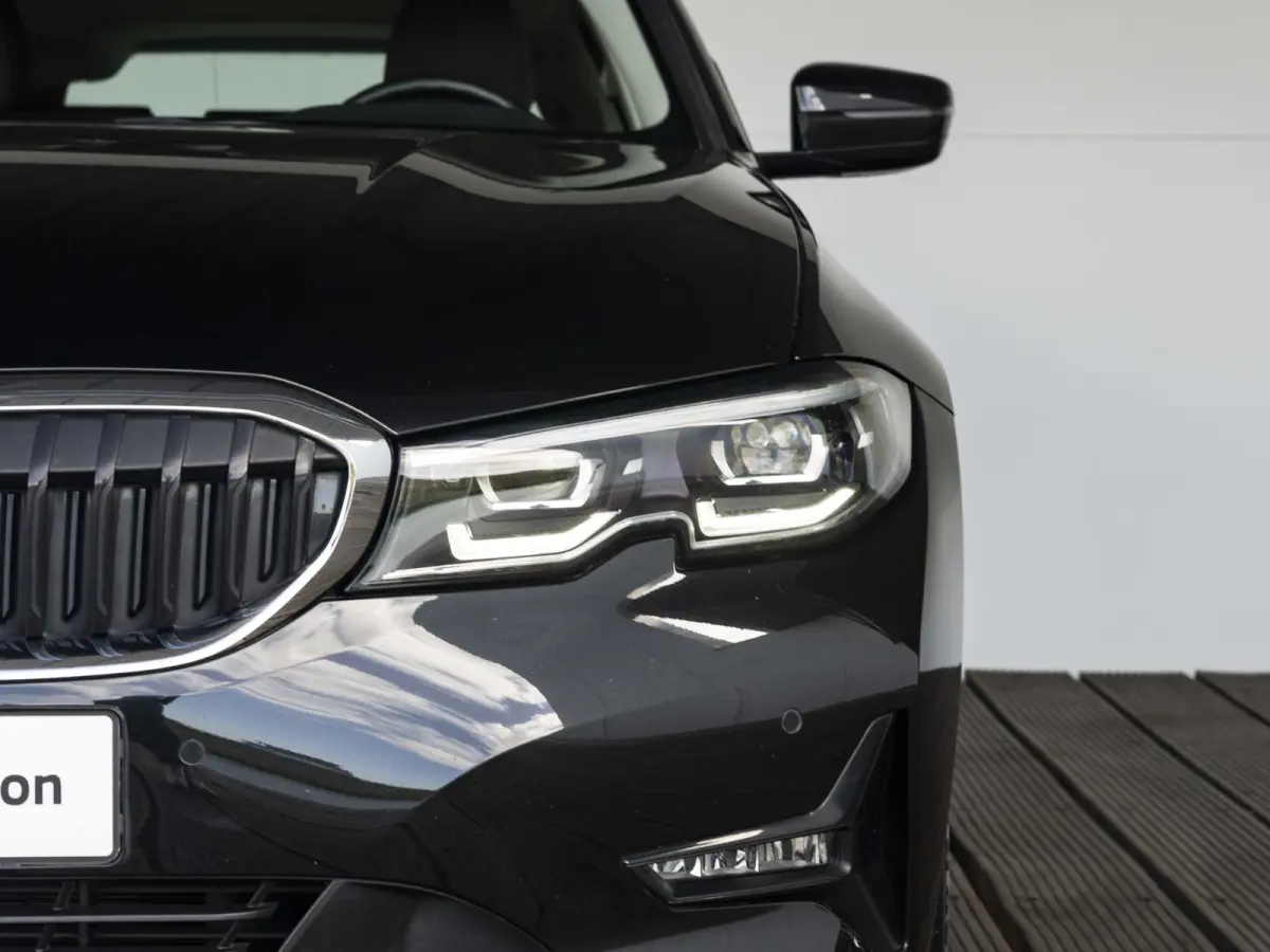 330i | High Executive | Parking Assistant | HIFI | 17 inch | Cruise Control | Trekhaak