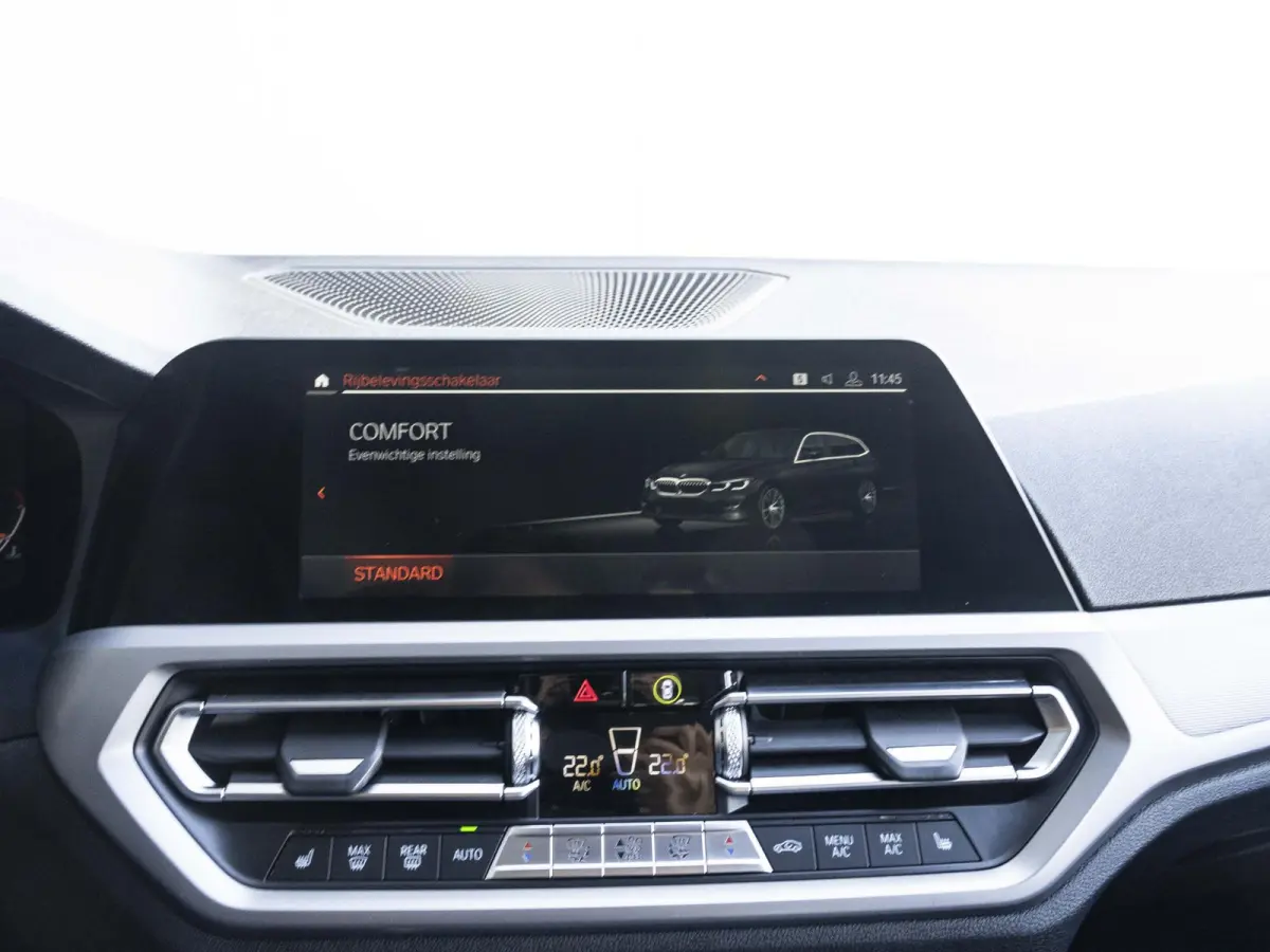330i | High Executive | Parking Assistant | HIFI | 17 inch | Cruise Control | Trekhaak