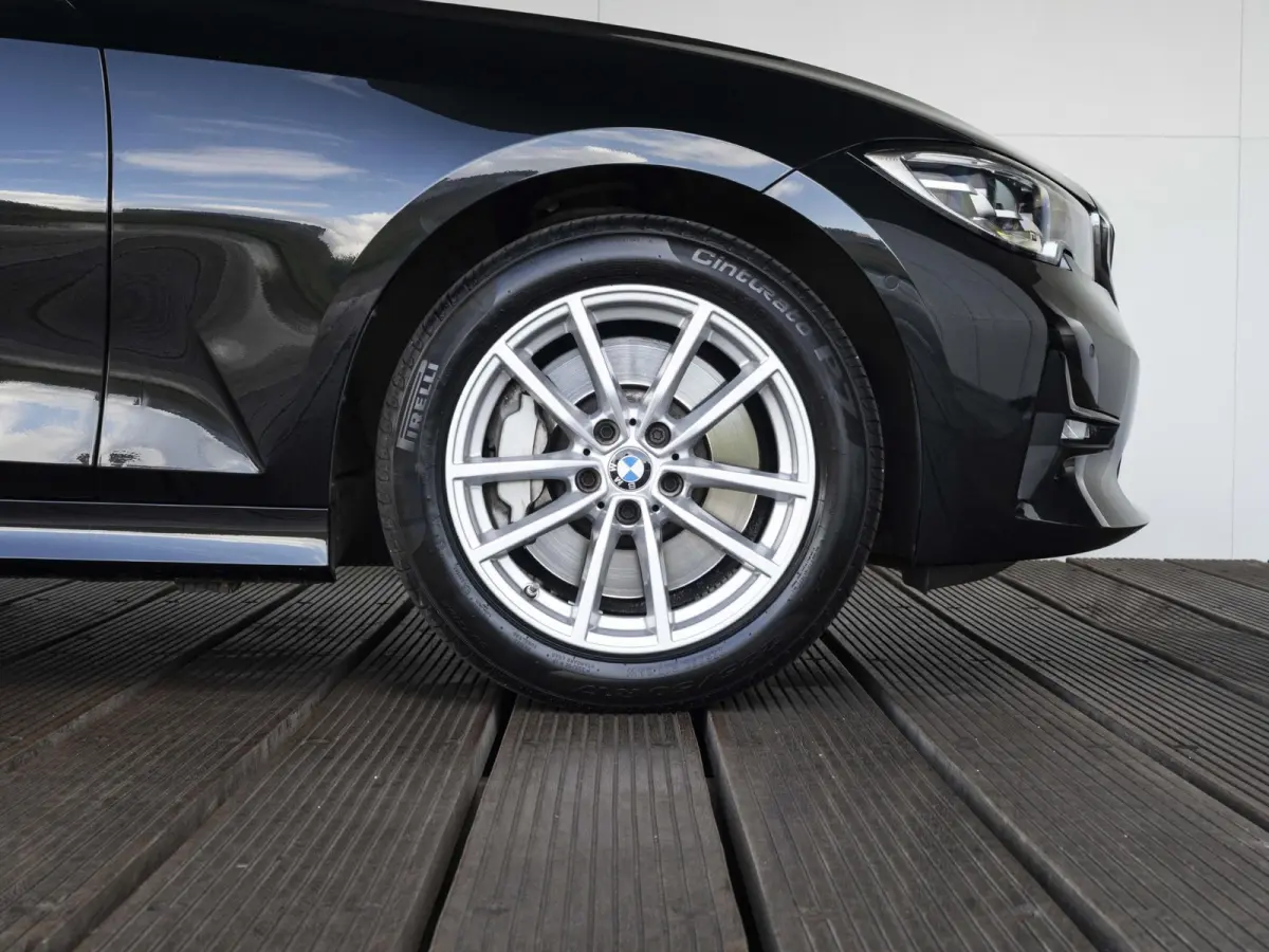 330i | High Executive | Parking Assistant | HIFI | 17 inch | Cruise Control | Trekhaak