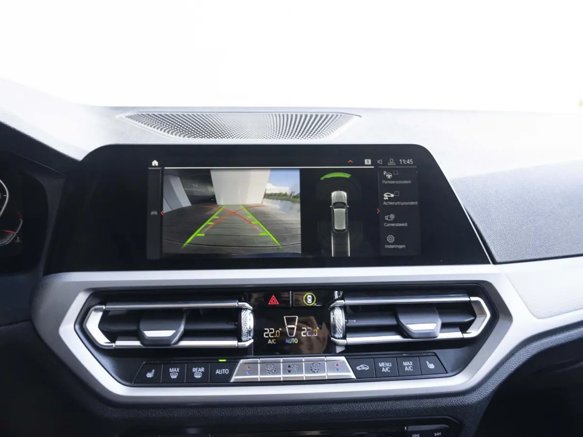 330i | High Executive | Parking Assistant | HIFI | 17 inch | Cruise Control | Trekhaak