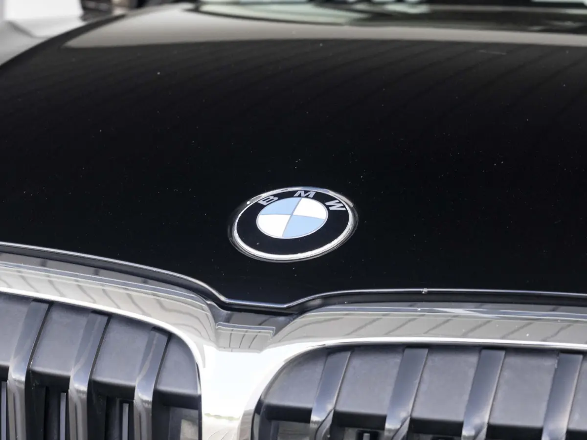 330i | High Executive | Parking Assistant | HIFI | 17 inch | Cruise Control | Trekhaak