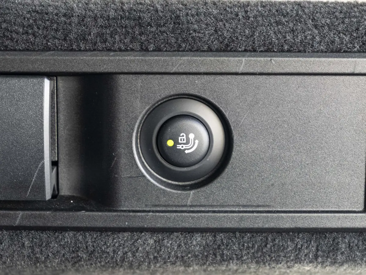 330i | High Executive | Parking Assistant | HIFI | 17 inch | Cruise Control | Trekhaak
