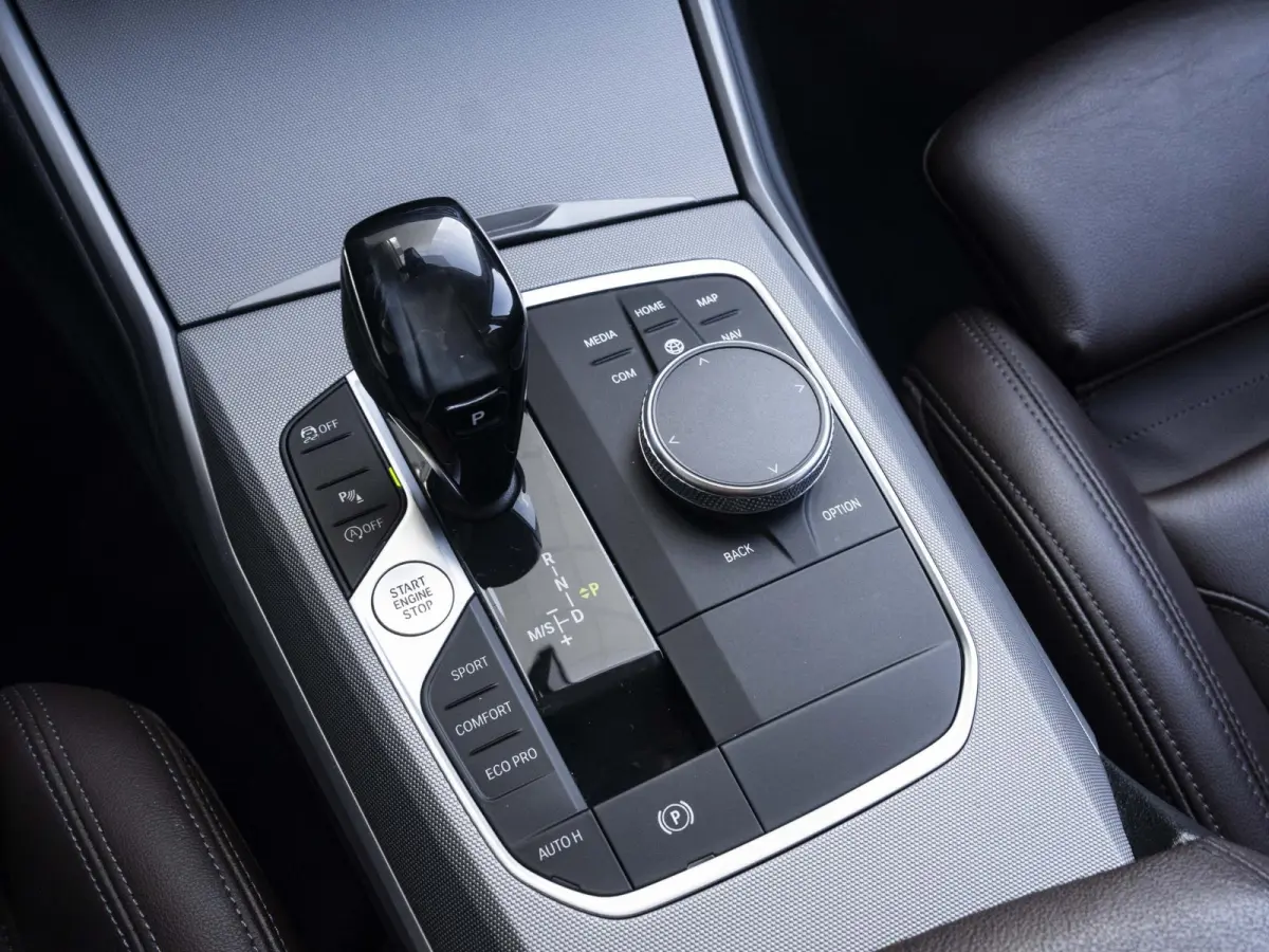 330i | High Executive | Parking Assistant | HIFI | 17 inch | Cruise Control | Trekhaak