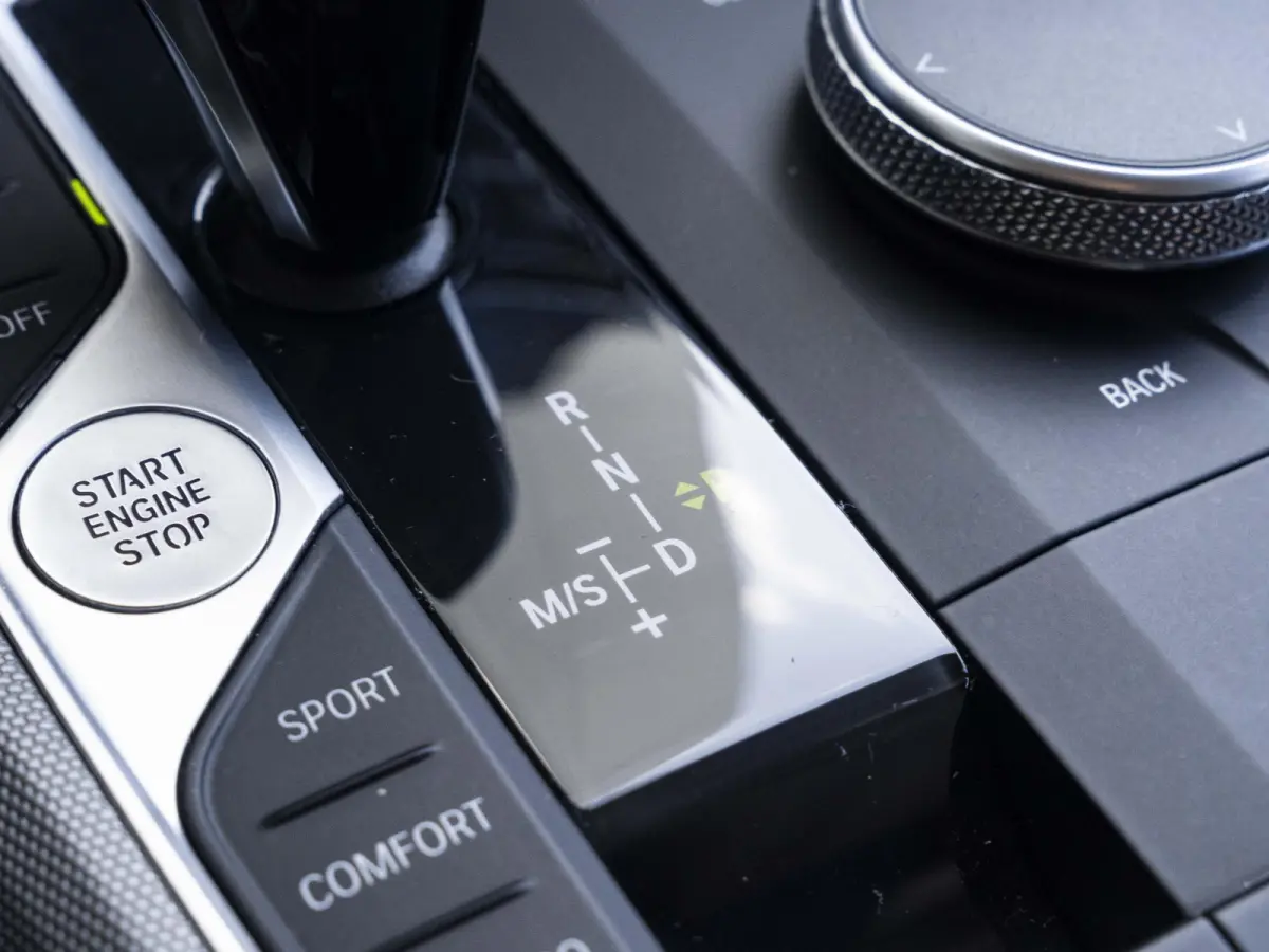 330i | High Executive | Parking Assistant | HIFI | 17 inch | Cruise Control | Trekhaak