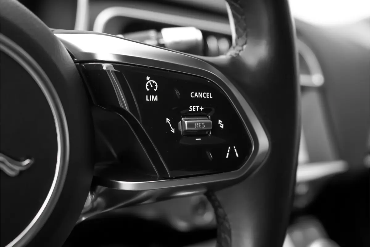 EV400 SE 90 kWh Pano ACC Camera 21"