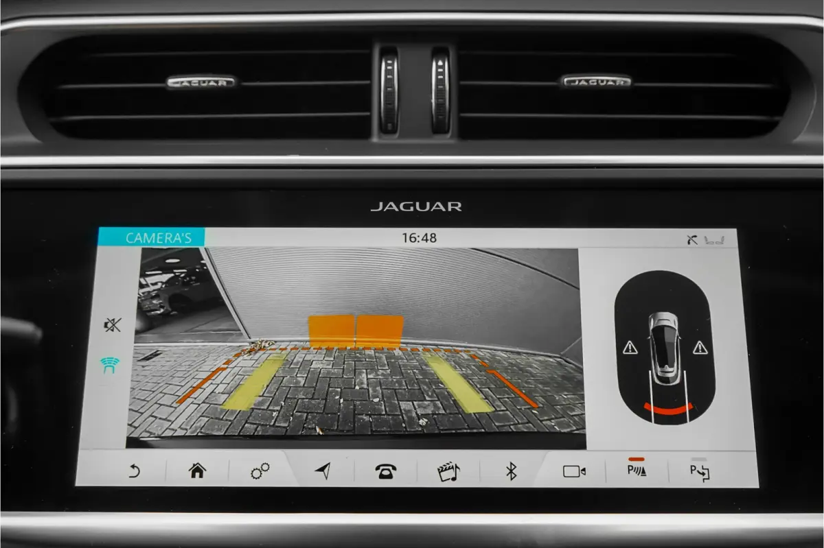 EV400 SE 90 kWh Pano ACC Camera 21"