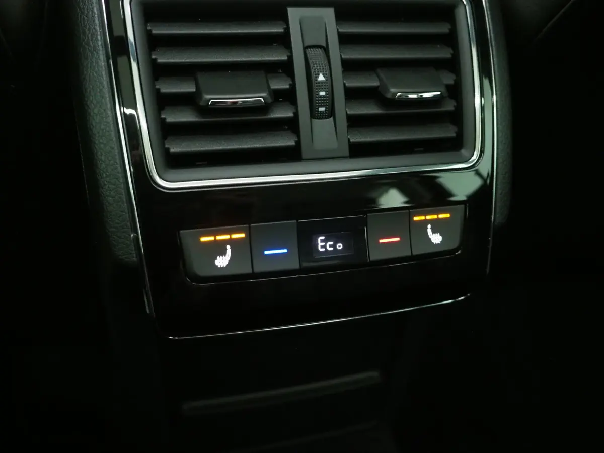 1.4 TSI iV Laurin & Klement | Panoramadak | Leder | Trekhaak | Stoelkoeling | Canton | Massage | 360 | Memory