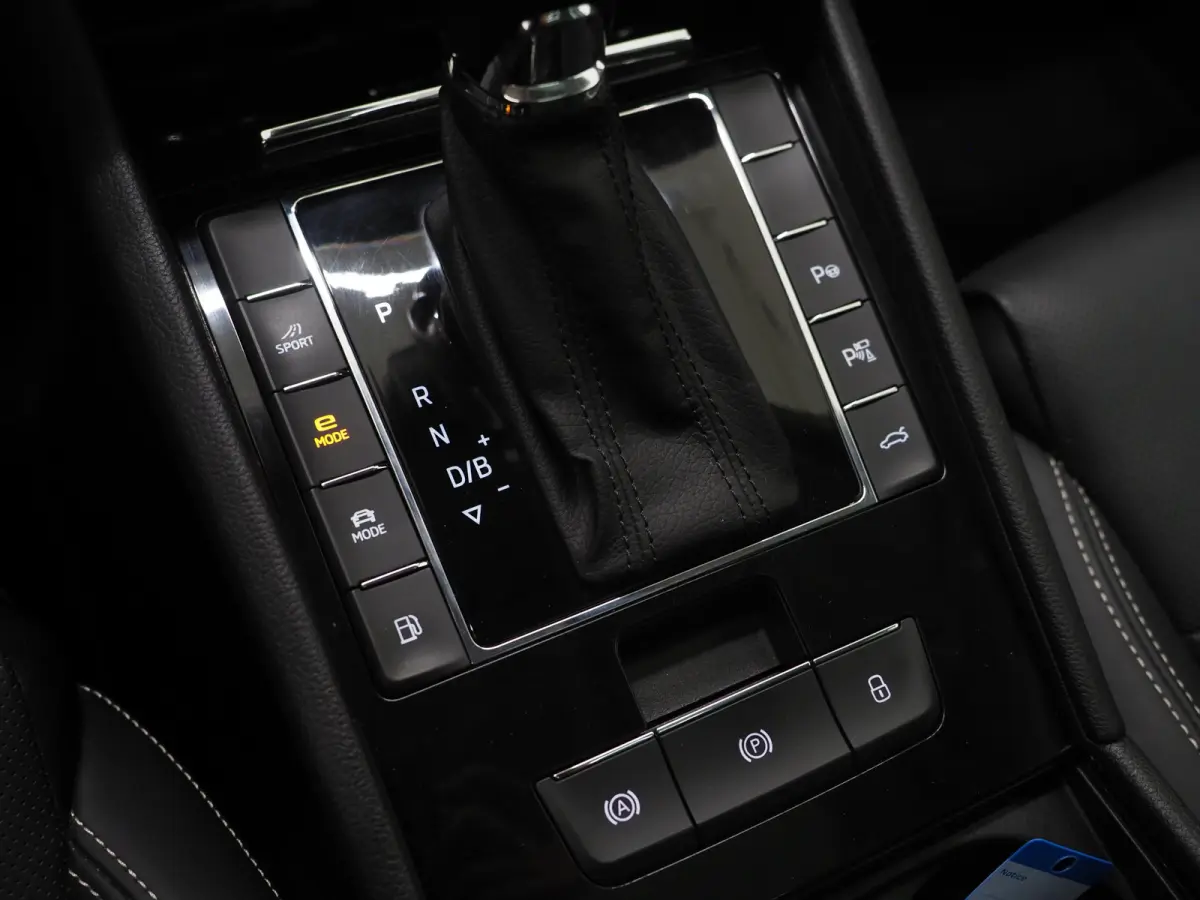 1.4 TSI iV Laurin & Klement | Panoramadak | Leder | Trekhaak | Stoelkoeling | Canton | Massage | 360 | Memory