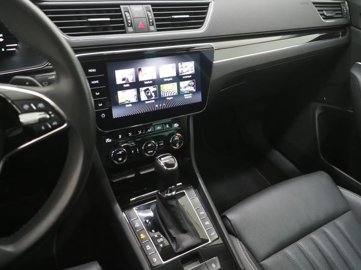 1.4 TSI iV Laurin & Klement | Panoramadak | Leder | Trekhaak | Stoelkoeling | Canton | Massage | 360 | Memory