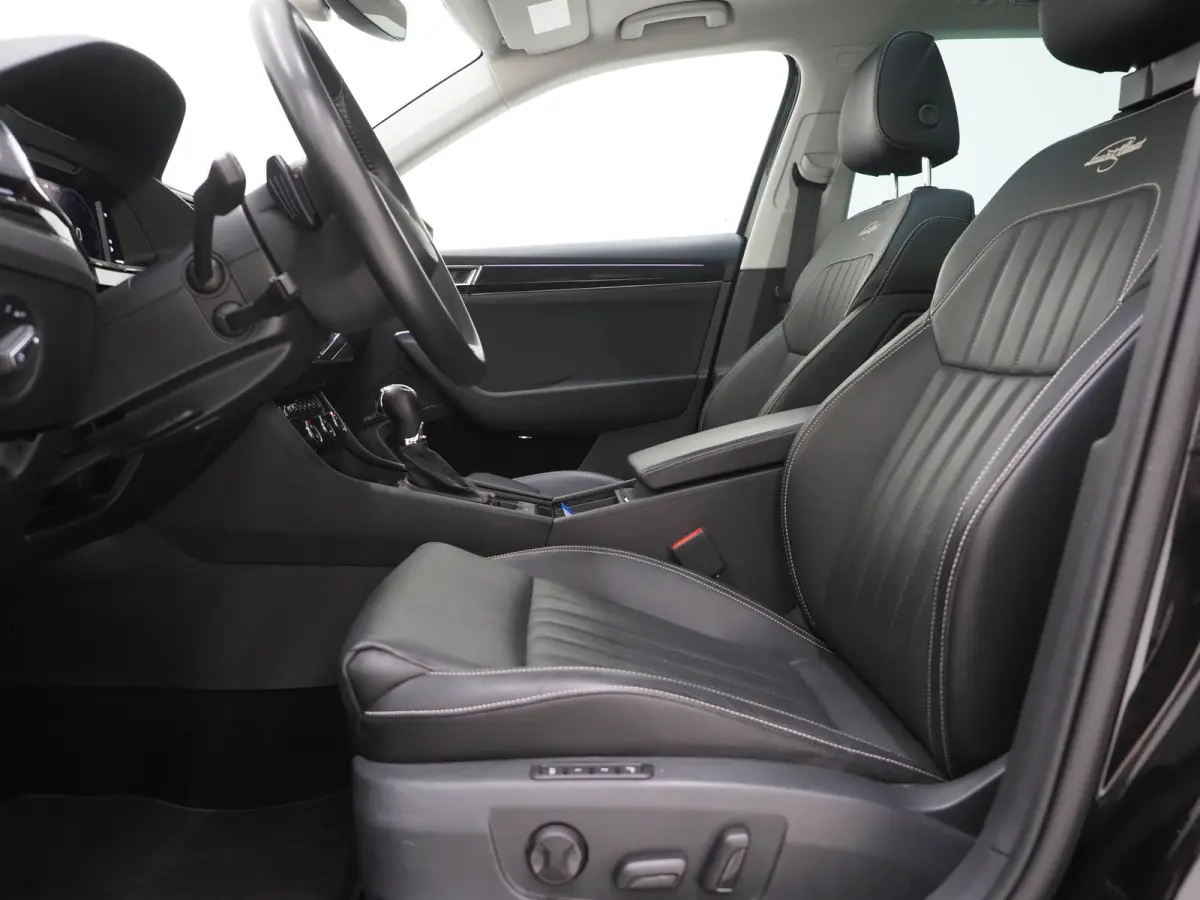 1.4 TSI iV Laurin & Klement | Panoramadak | Leder | Trekhaak | Stoelkoeling | Canton | Massage | 360 | Memory