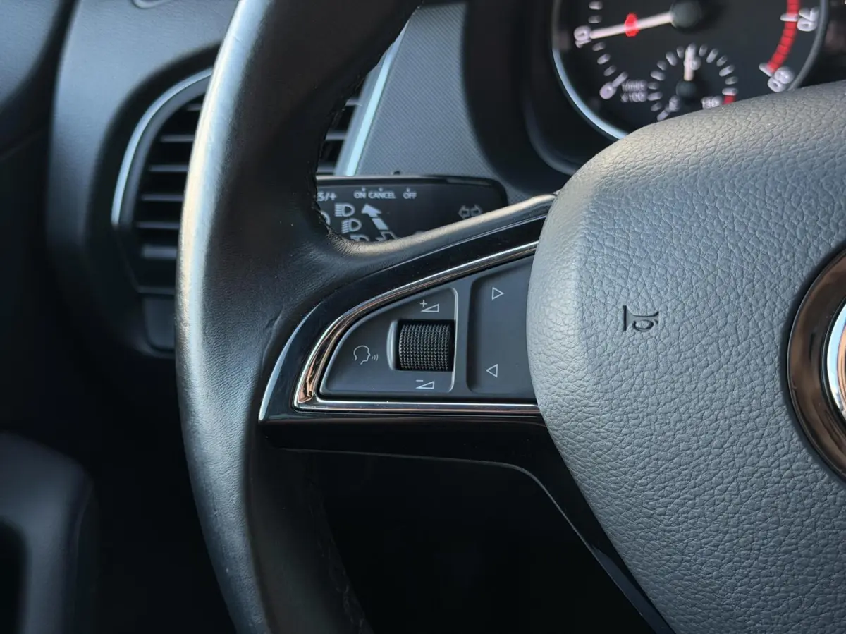 1.0 TSI Ambition Business TREKH | CRUISE | PDC | NAV | BLUETOOTH | NAP