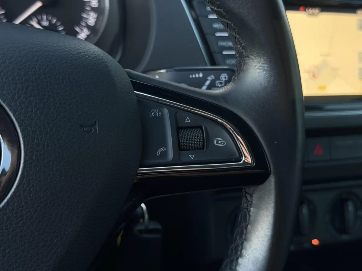 1.0 TSI Ambition Business TREKH | CRUISE | PDC | NAV | BLUETOOTH | NAP