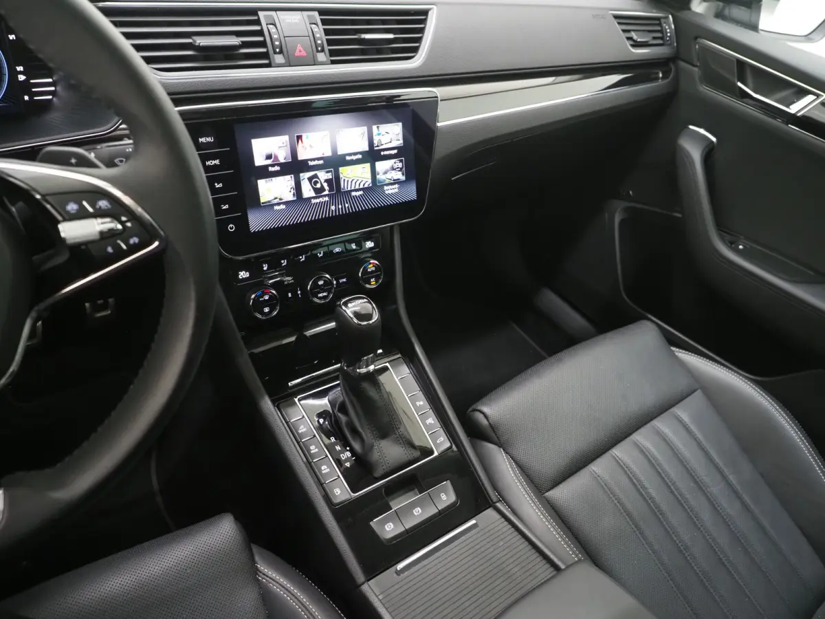 1.4 TSI iV Laurin & Klement | Panoramadak | Leder | Trekhaak | Stoelkoeling | Massage | Canton | 360 | Memory