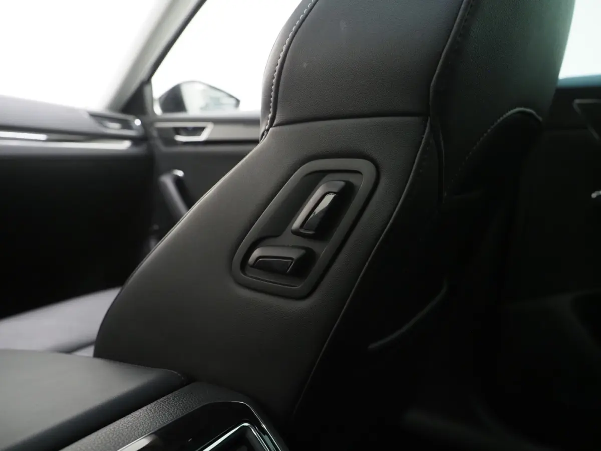 1.4 TSI iV Laurin & Klement | Panoramadak | Leder | Trekhaak | Stoelkoeling | Massage | Canton | 360 | Memory