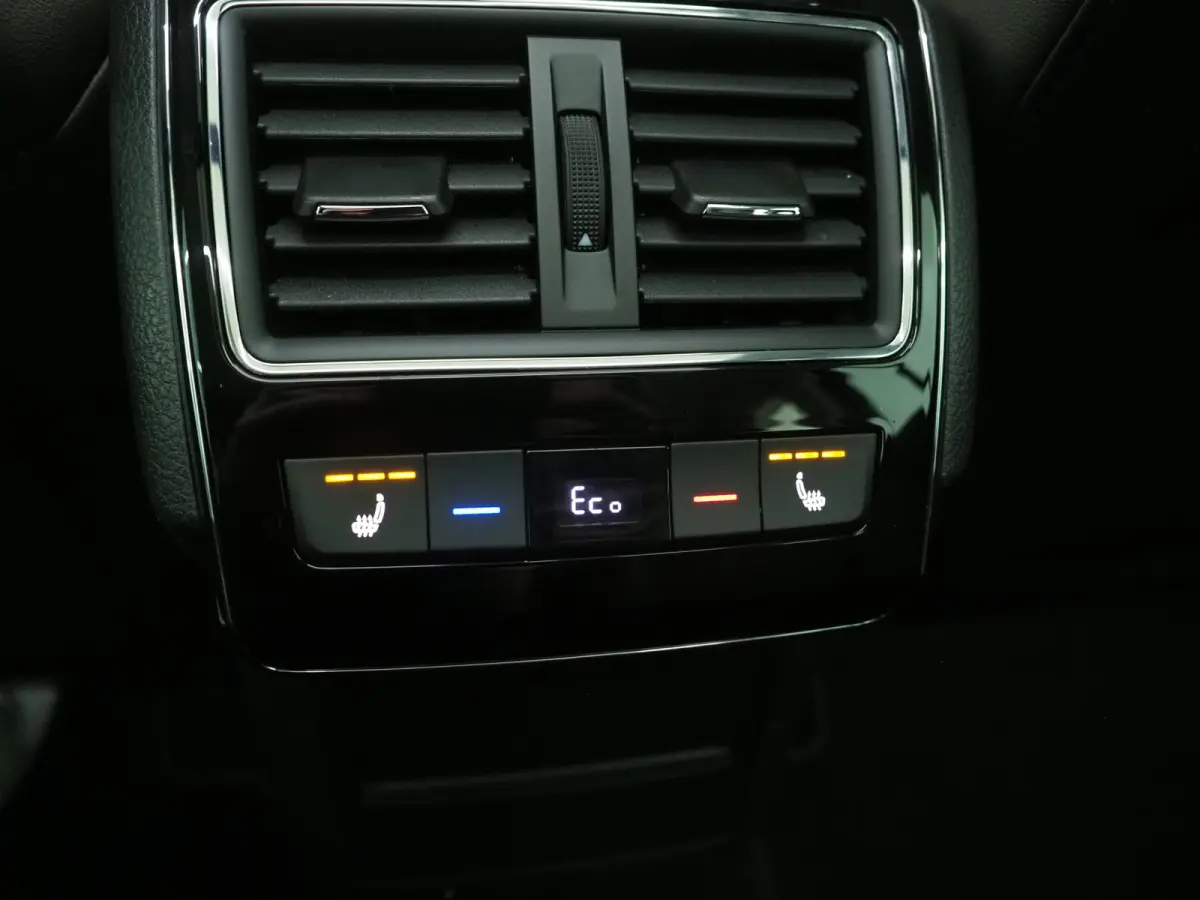 1.4 TSI iV Laurin & Klement | Panoramadak | Leder | Trekhaak | Stoelkoeling | Massage | Canton | 360 | Memory