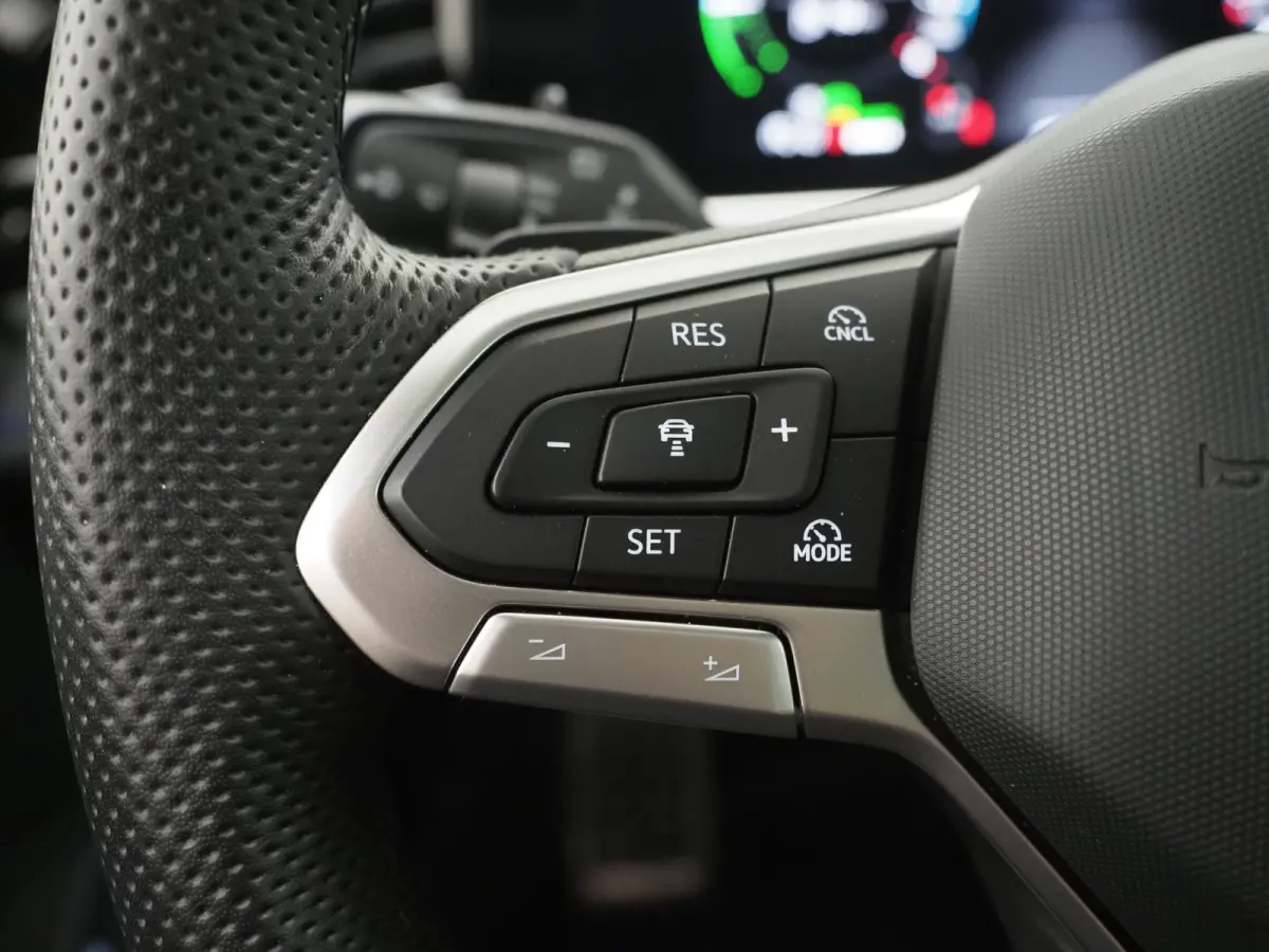 1.5 eHybrid R-Line Edition | 5 Jaar Garantie | Panoramadak | Trekhaak | Massage | 360 | HUD | Sfeerlicht | Keyless