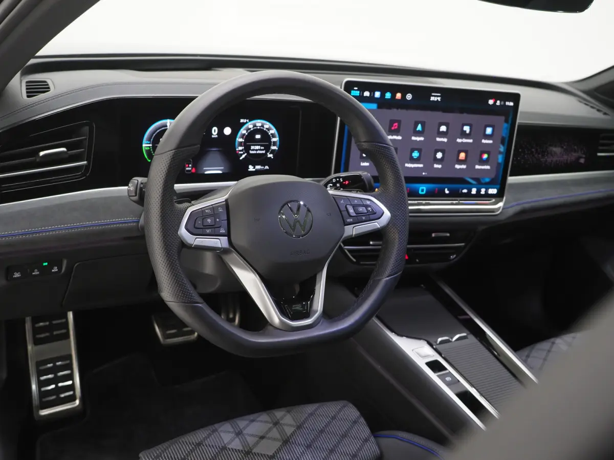 1.5 eHybrid R-Line Edition | 5 Jaar Garantie | Panoramadak | Trekhaak | Massage | 360 | HUD | Sfeerlicht | Keyless