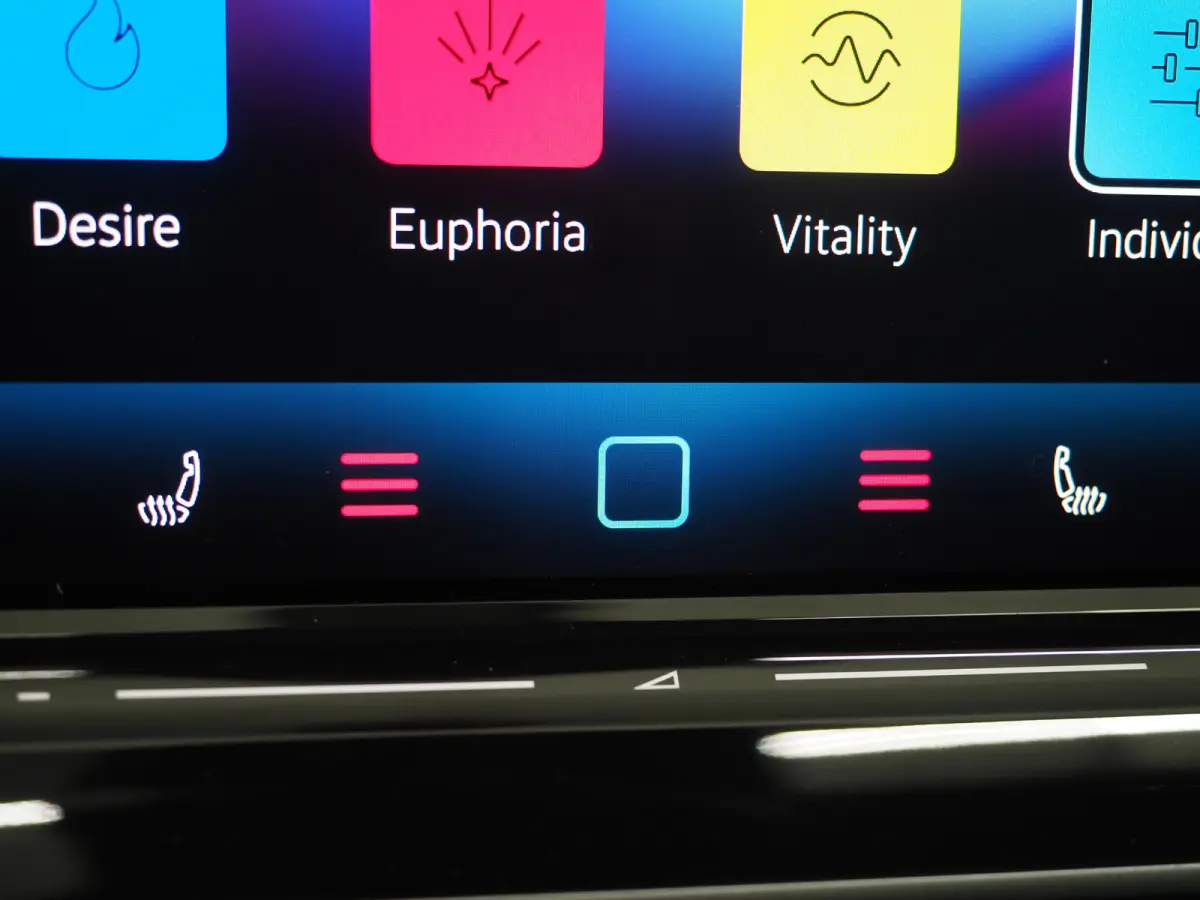 1.5 eHybrid R-Line Edition | 5 Jaar Garantie | Panoramadak | Trekhaak | Massage | 360 | HUD | Sfeerlicht | Keyless