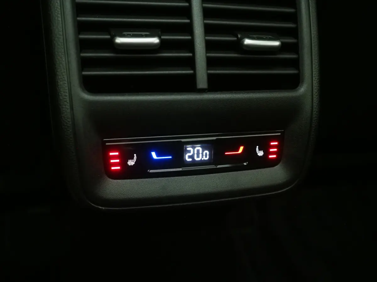 1.5 eHybrid R-Line Edition | 5 Jaar Garantie | Panoramadak | Trekhaak | Massage | 360 | HUD | Sfeerlicht | Keyless