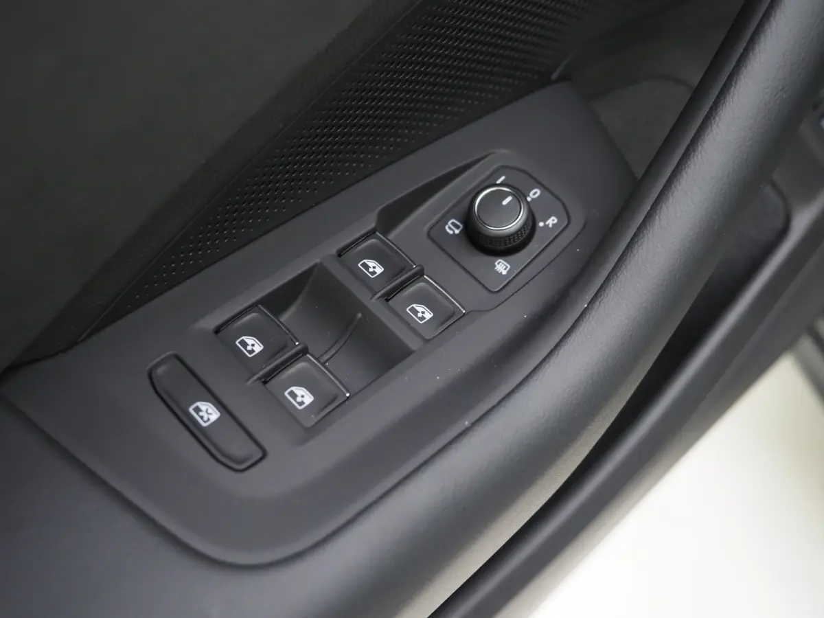 1.5 eHybrid R-Line Edition | 5 Jaar Garantie | Panoramadak | Trekhaak | Massage | 360 | HUD | Sfeerlicht | Keyless