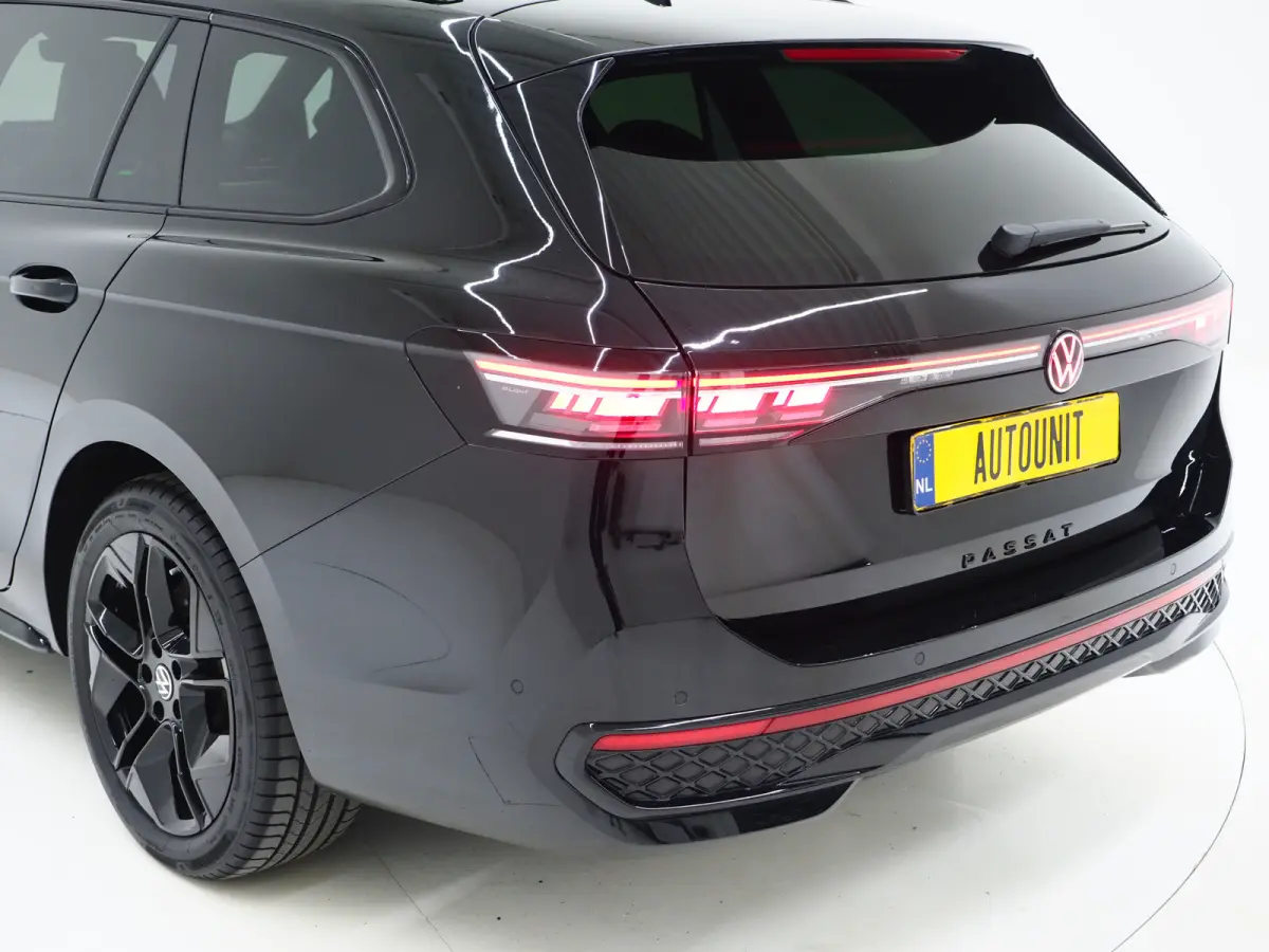 1.5 eHybrid R-Line Edition | 5 Jaar Garantie | Panoramadak | Trekhaak | Massage | 360 | HUD | Sfeerlicht | Keyless