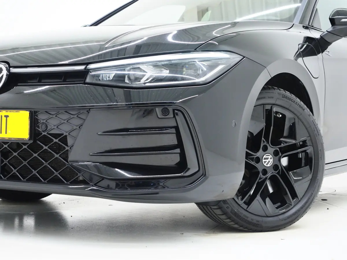 1.5 eHybrid R-Line Edition | 5 Jaar Garantie | Panoramadak | Trekhaak | Massage | 360 | HUD | Sfeerlicht | Keyless